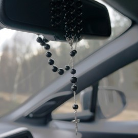 Rožinys į automobilį su juodais akmenukais