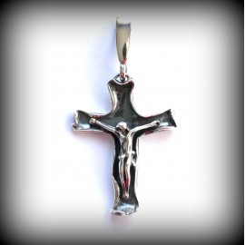 Pakabukas kryžiukas su nukryžiuoto Kristaus figūra
